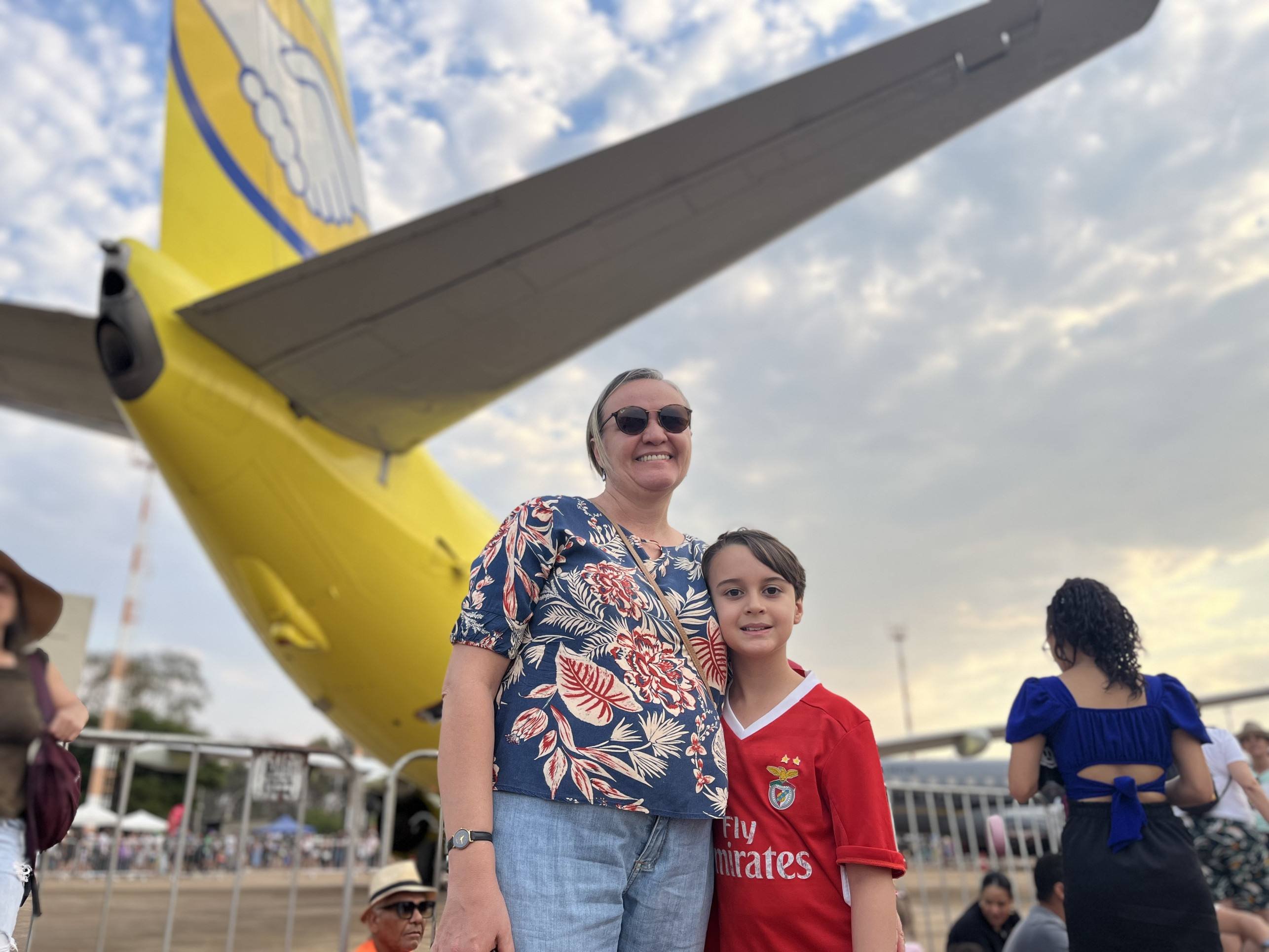 Yanna e o filho António visitam o evento como tradição familiar