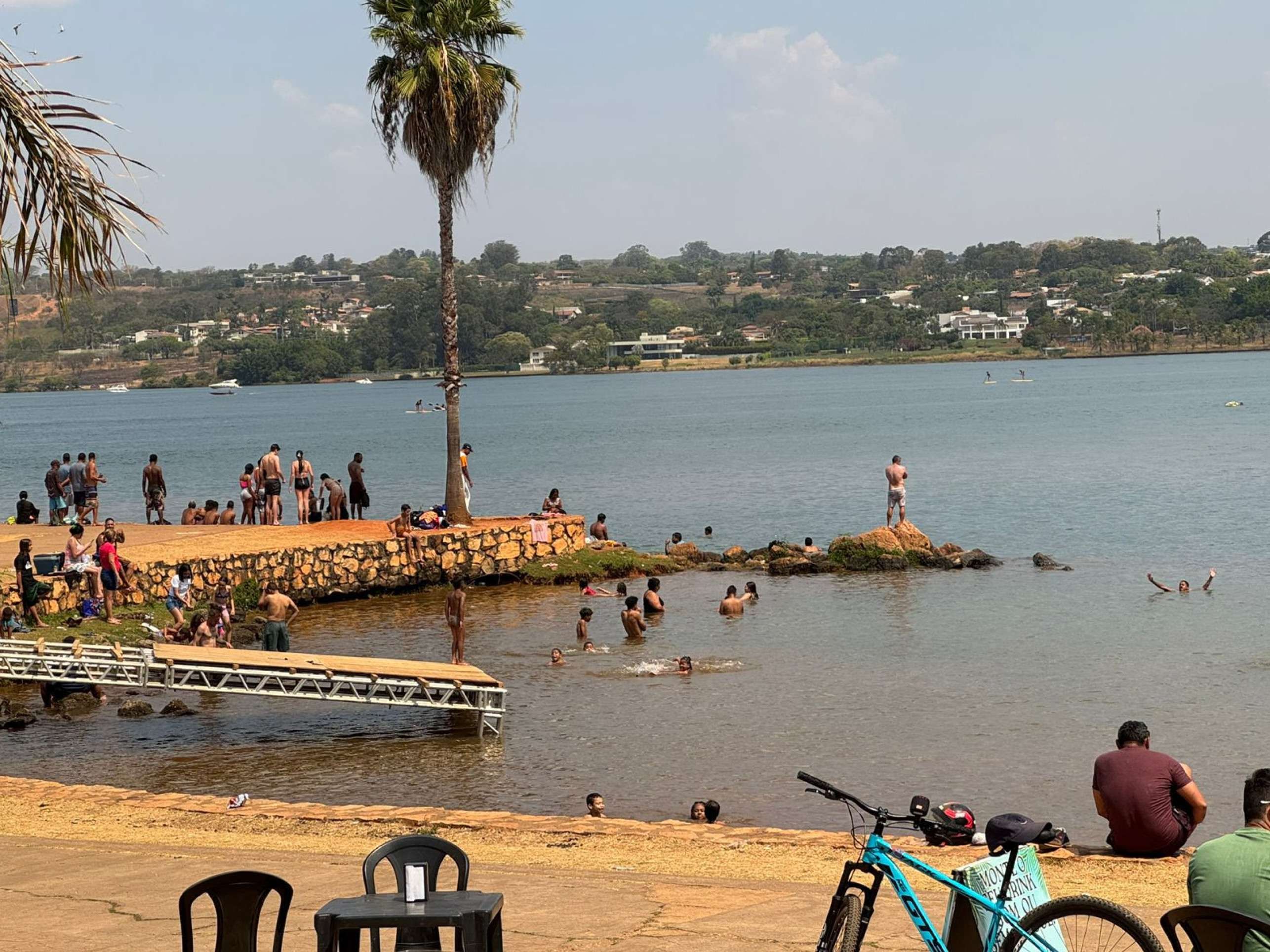 Orla do Lago Paranoá vive dia de Copacabana