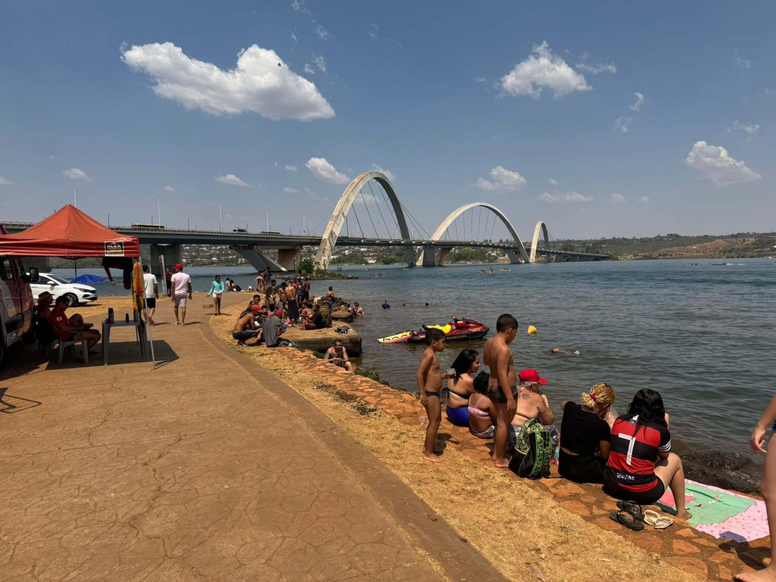 Lago Paranoá vira refúgio contra o calor -  (crédito: Eduardo Fernandes/ CB/ DA PRESS)