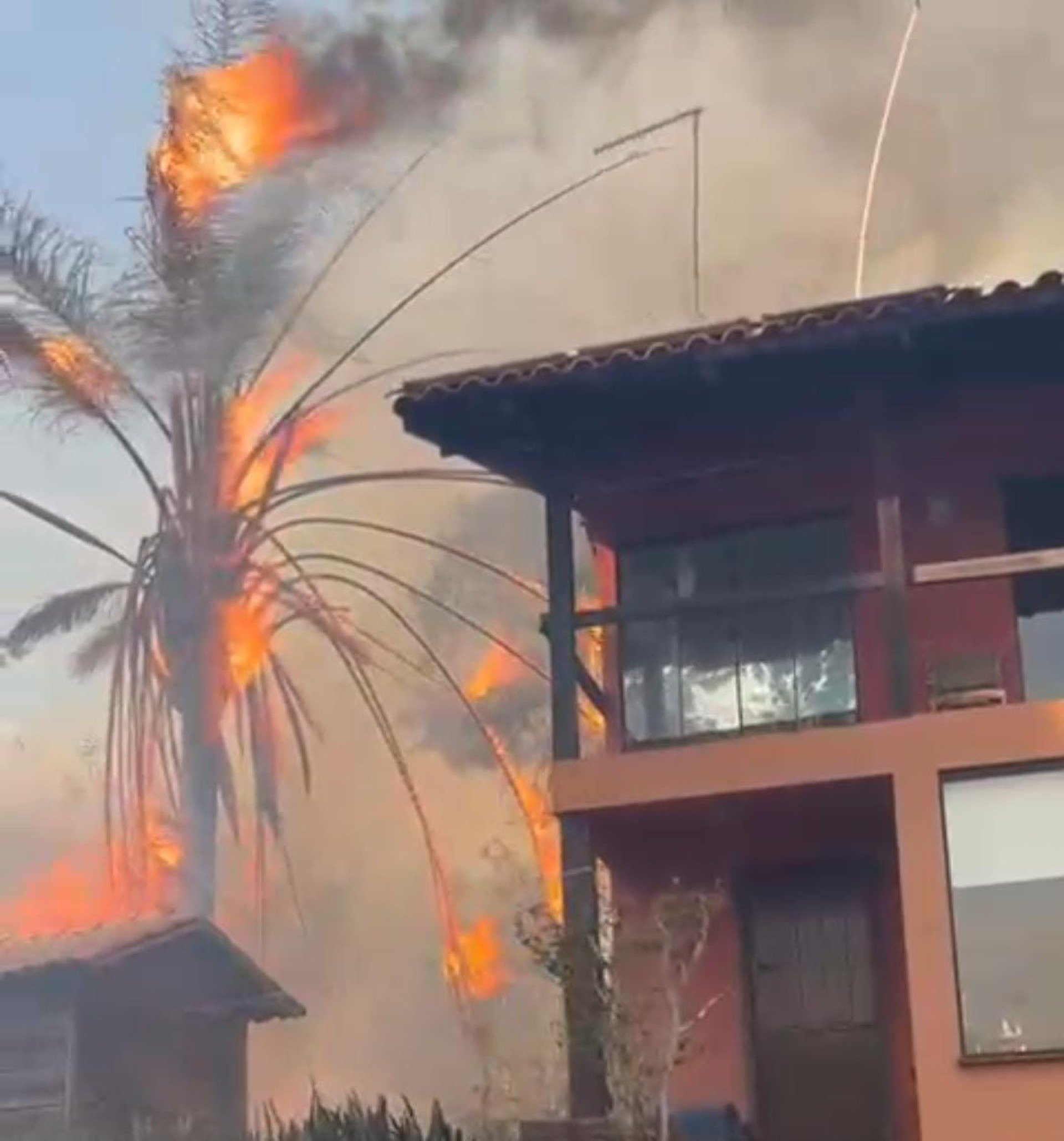 Incêndio no Lago Oeste ameaça casas e devasta área de Cerrado
