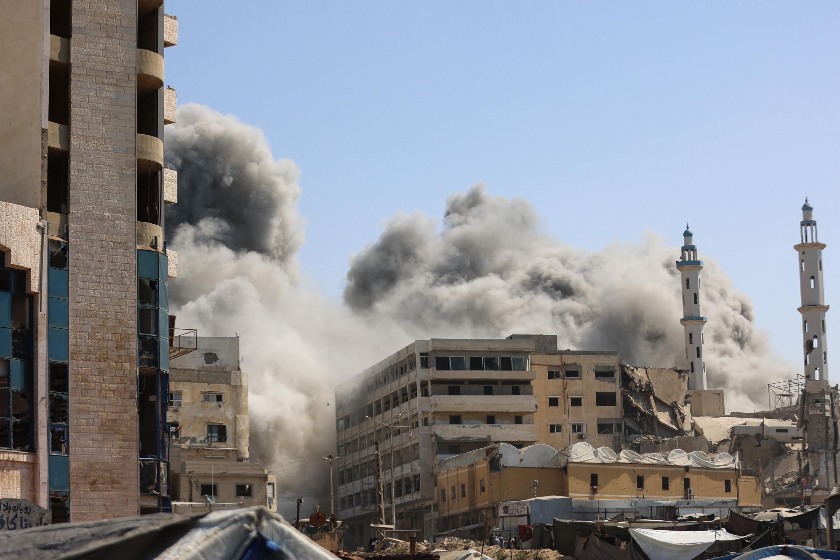 Poeira sobe ao céu depois de ataque de Israel à Torre Al-Ghafari, na Cidade de Gaza            