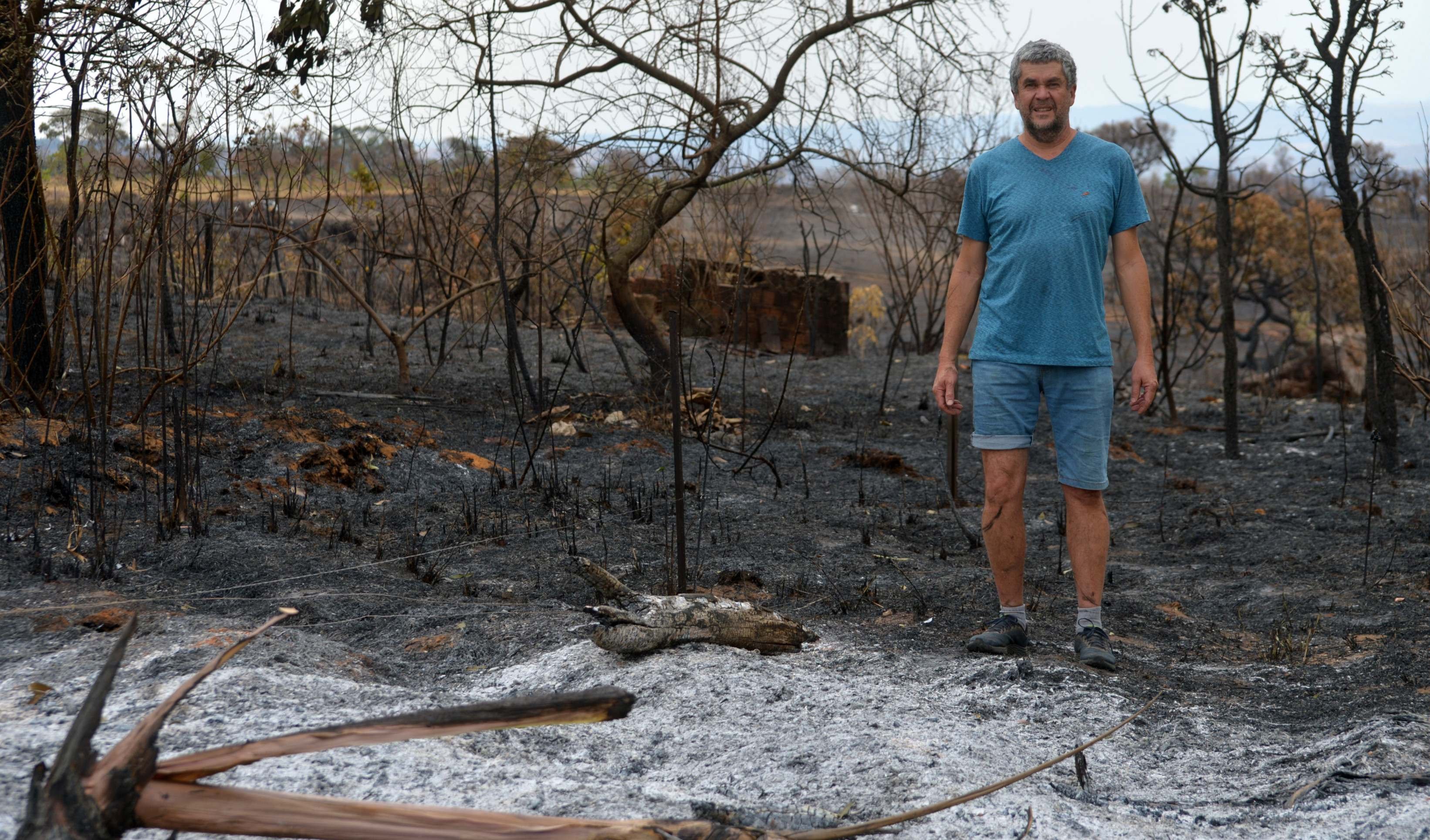  15/09/2025 Ed Alves CB/DA Press. Cidades. Incendios - Lago Oeste. na foto, Yuri - fogo atingiu 70% de sua propriedade quase pegou fogo na sua casa. 