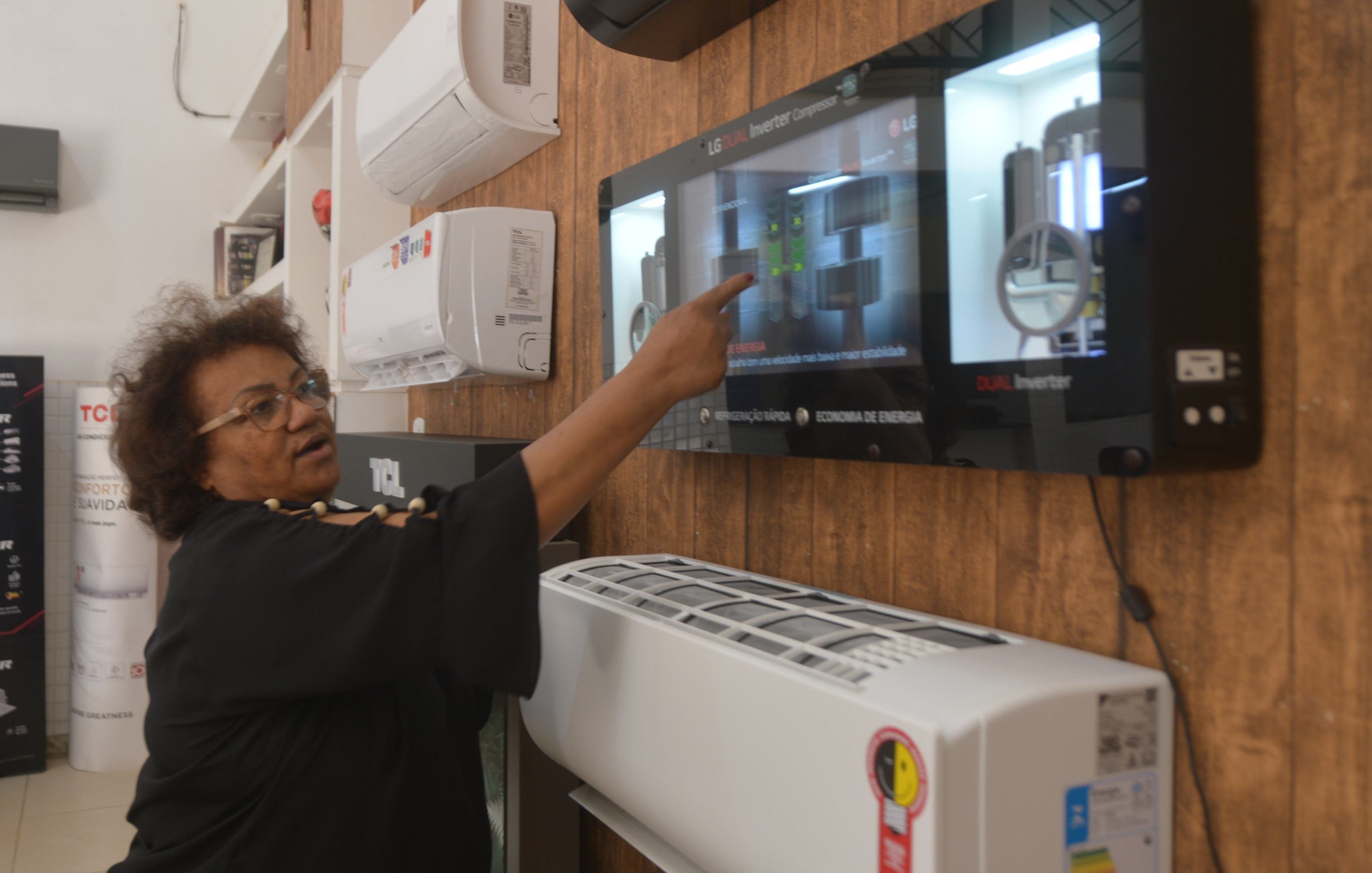  15/09/2025 Ed Alves CB/DA Press. Cidades. Vendas de ar Condicionados e Ventiladores. Na foto,Maria de Fatima. 