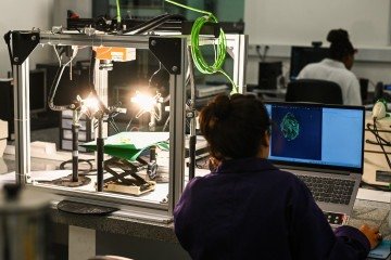 Pesquisadora Beatriz Santos, realizando procedimento de mapeamento digital.      