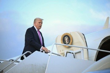 O programa planejado visa manter Trump longe das multidões e manifestantes: toda a agenda ocorrerá fora de Londres, onde se espera uma grande manifestação contra o republicano de 79 anos -  (crédito: Mandel NGAN / AFP)