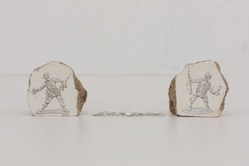 Obra da série Do que somos feito, feita com pedaços de parede 