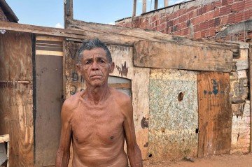 O aposentado Francisco Assis, 62, aponta o antigo lixão como origem dos problemas