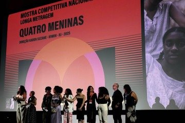 Equipe de Quatro meninas apresenta o longa da terceira noite de Mostra Competitiva no Festival de Cinema -  (crédito: Isabela Berrogain/CB/D.A Press)