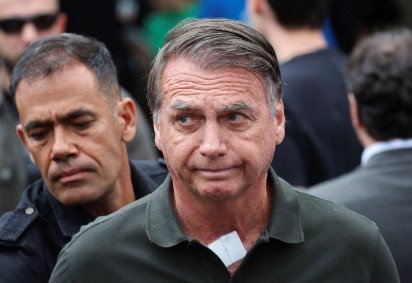 Apoiadores pedem anista e rezam por Bolsonaro em frente à hospital onde ex-presidente fez exame médico -  (crédito: Reuters)