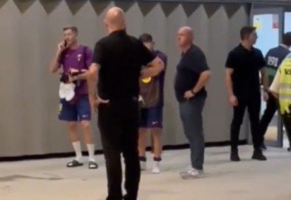 sem espaço no ônibus, Lewandowski e Fermín López precisam aguardar próxima viagem -  (crédito: Foto: Reprodução de vídeo/X)