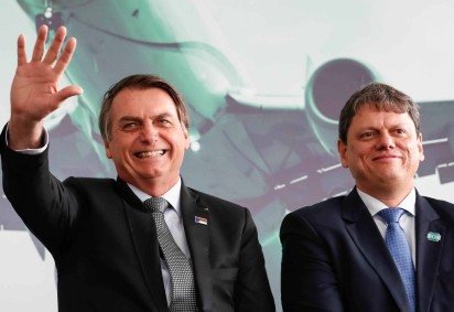 O governador Tarcísio de Freitas (dir.) tem articulado em Brasília por uma anistia que inclua seu antigo chefe, o ex-presidente Jair Bolsonaro (esq.) por atentar contra o Estado Democrático de Direito -  (crédito: Alan Santos/PR)