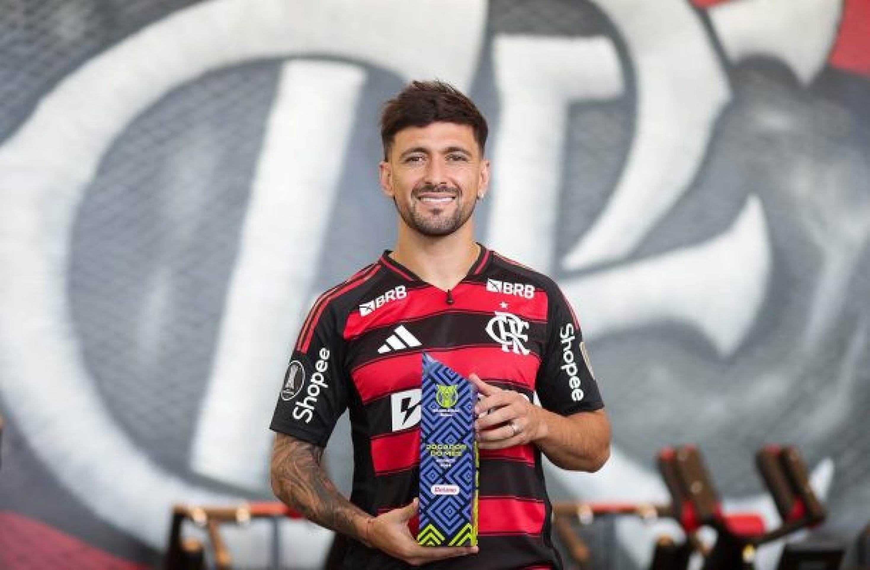 Jornalista se rende e diz que Arrascaeta faz jus à camisa 10 do Flamengo: “?? brincadeira”