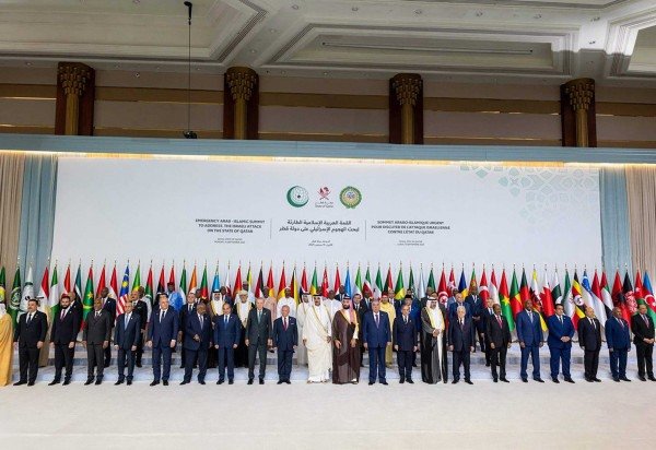 O emir do Catar, xeque Tamim bin Hamad Al-Thani (C),  posa para foto com chefes de Estado e de governo, durante cúpula árabe-islâmica de emergência, em Doha -  (crédito: Qatar News Agency/AFP)