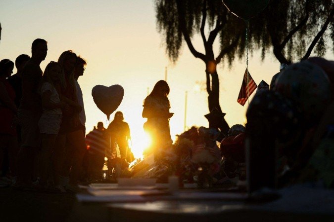 O que acontece com uma sociedade quando o luto precisa ser filtrado por convicções políticas? Quando a brutalidade não gera mais comoção, mas torcida? Quando o assassinato do 