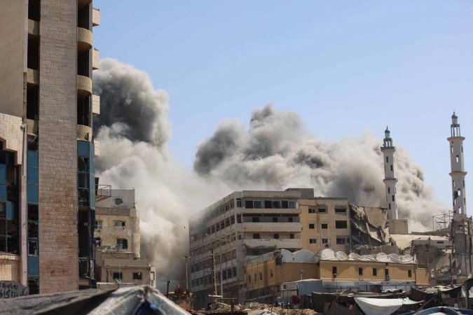 Poeira sobe ao céu depois de ataque de Israel à Torre Al-Ghafari, na Cidade de Gaza      