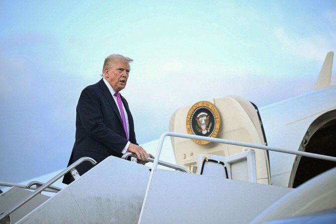 O programa planejado visa manter Trump longe das multidões e manifestantes: toda a agenda ocorrerá fora de Londres, onde se espera uma grande manifestação contra o republicano de 79 anos - (crédito: Mandel NGAN / AFP) O programa planejado visa manter Trump longe das multidões e manifestantes: toda a agenda ocorrerá fora de Londres, onde se espera uma grande manifestação contra o republicano de 79 anos - (crédito: Mandel NGAN / AFP)