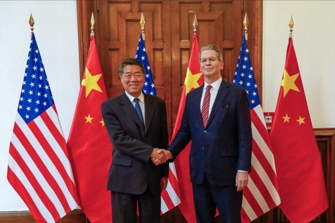 O Secretário do Tesouro dos EUA, Scott Bessent (E), e o Vice-Premiê Chinês, He Lifeng (D), se reuniram em Madri, Espanha, em 14 de setembro de 2025. -  (crédito: HANDOUT / US Treasury Department / AFP)