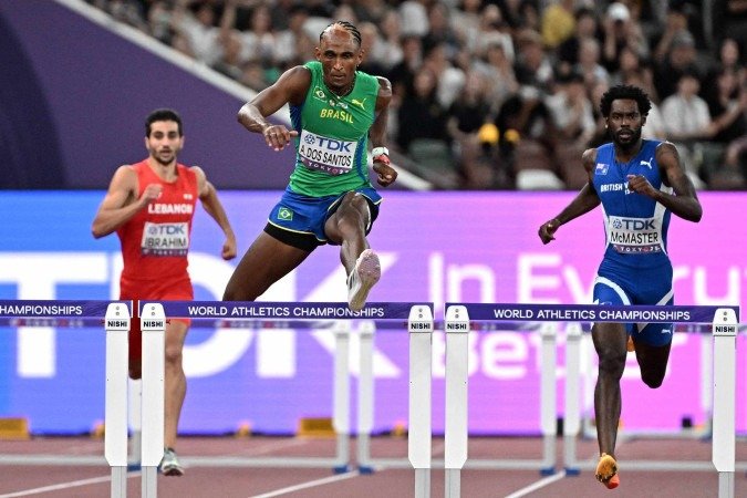 Campeão mundial em 2022, Alison dos Santos busca o bi nas pistas de Tóquio - (crédito: Jewel Samad/AFP) Campeão mundial em 2022, Alison dos Santos busca o bi nas pistas de Tóquio - (crédito: Jewel Samad/AFP)