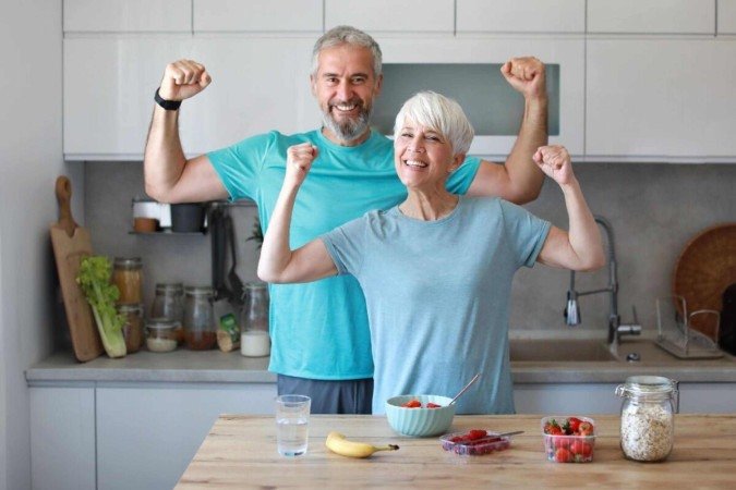 Frutas, cereais integrais e hidratação adequada estão entre as opções de alimentos e bebidas que auxiliam na energia diária (Imagem: pics five | Shutterstock) -  (crédito: EdiCase)