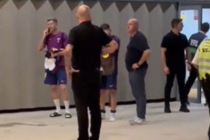 sem espaço no ônibus, Lewandowski e Fermín López precisam aguardar próxima viagem - (crédito: Foto: Reprodução de vídeo/X) sem espaço no ônibus, Lewandowski e Fermín López precisam aguardar próxima viagem - (crédito: Foto: Reprodução de vídeo/X)