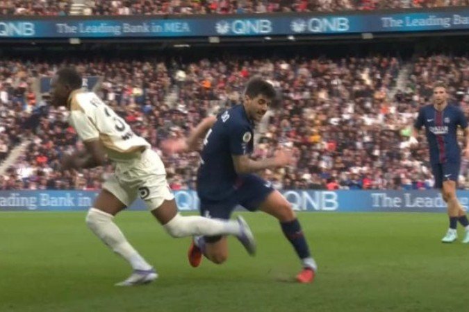 Beraldo se lesionou e pode desfalcar o Paris Saint-Germain -  (crédito: Reprodução de vídeo/CazéTV)