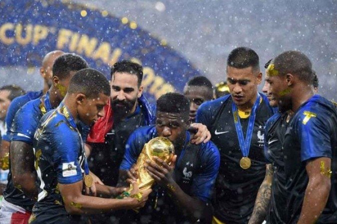 Jogadores da França com a taça da Copa do Mundo de 2018 -  (crédito: Foto: Matthias Hangst/Getty Images)