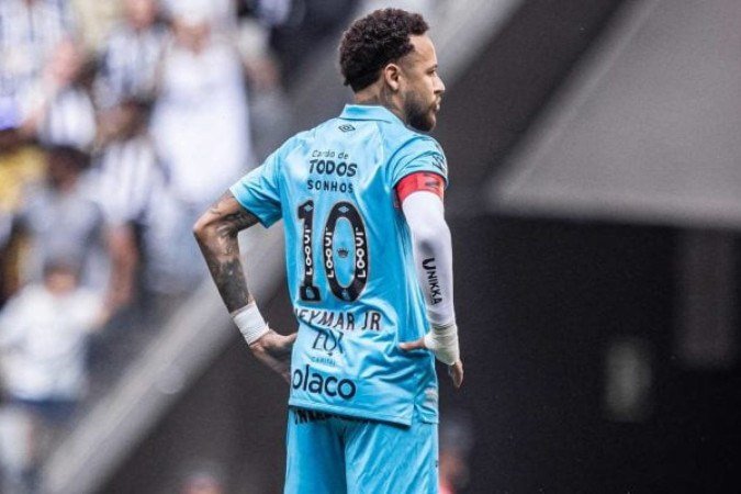 Neymar cutuca gramado sintético da Arena MRV - (crédito: Foto: Raul Baretta/ Santos) Neymar cutuca gramado sintético da Arena MRV - (crédito: Foto: Raul Baretta/ Santos)