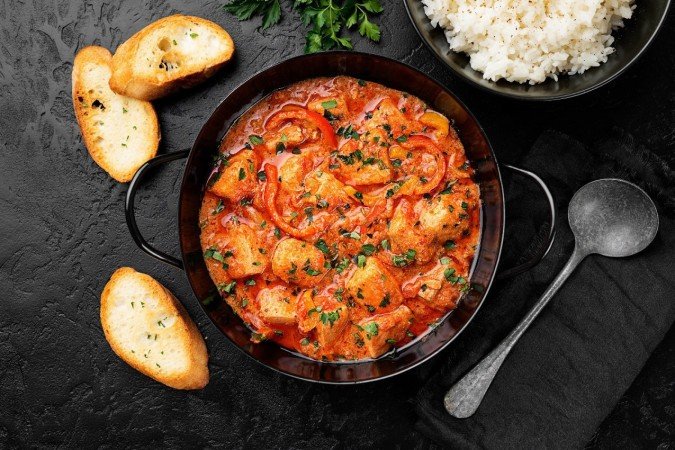 Peixe assado com molho de tomate (Imagem: Nelea Reazanteva | Adobe Stock) - (crédito: EdiCase) Peixe assado com molho de tomate (Imagem: Nelea Reazanteva | Adobe Stock) - (crédito: EdiCase)