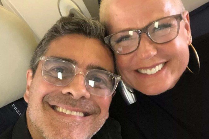 Profissional detalha massagem íntima feita pelo marido de Xuxa: 'Com sexo' - (crédito: Reprodução/Instagram) Profissional detalha massagem íntima feita pelo marido de Xuxa: 'Com sexo' - (crédito: Reprodução/Instagram)