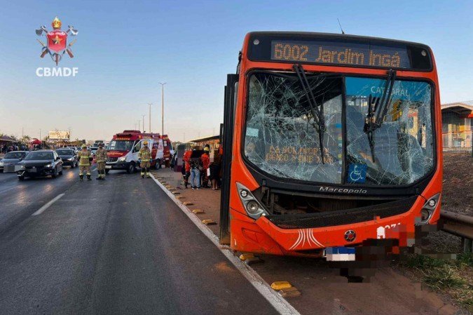 Ônibus bateu em grade de proteção após desviar de outro carro -  (crédito: CBMDF/Divulgação)