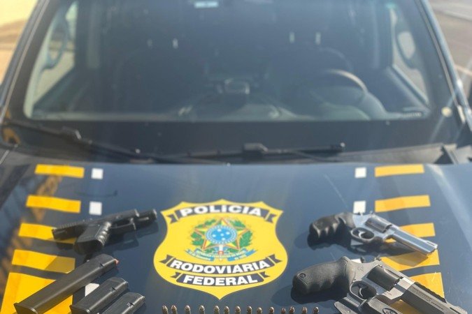 Casal foi preso com armas e munições escondidas em um compartimento secreto no painel de um carro - (crédito: PRF/Divulgação) Casal foi preso com armas e munições escondidas em um compartimento secreto no painel de um carro - (crédito: PRF/Divulgação)