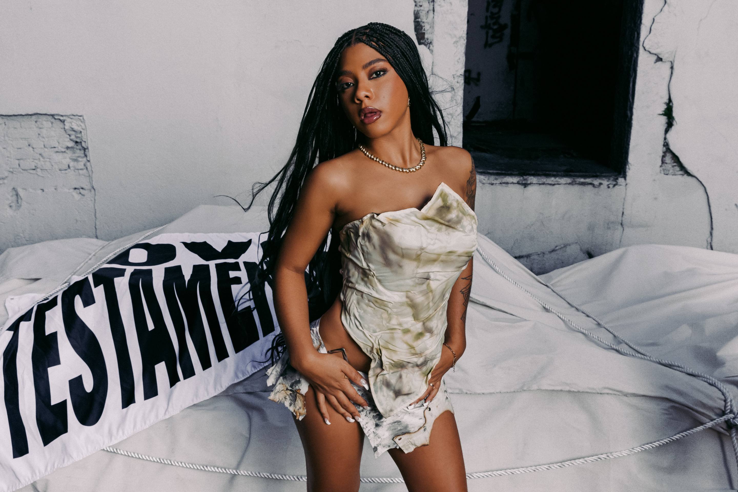 Ajuliacosta mergulha em nova fase com álbum recheado de potência e reflexão