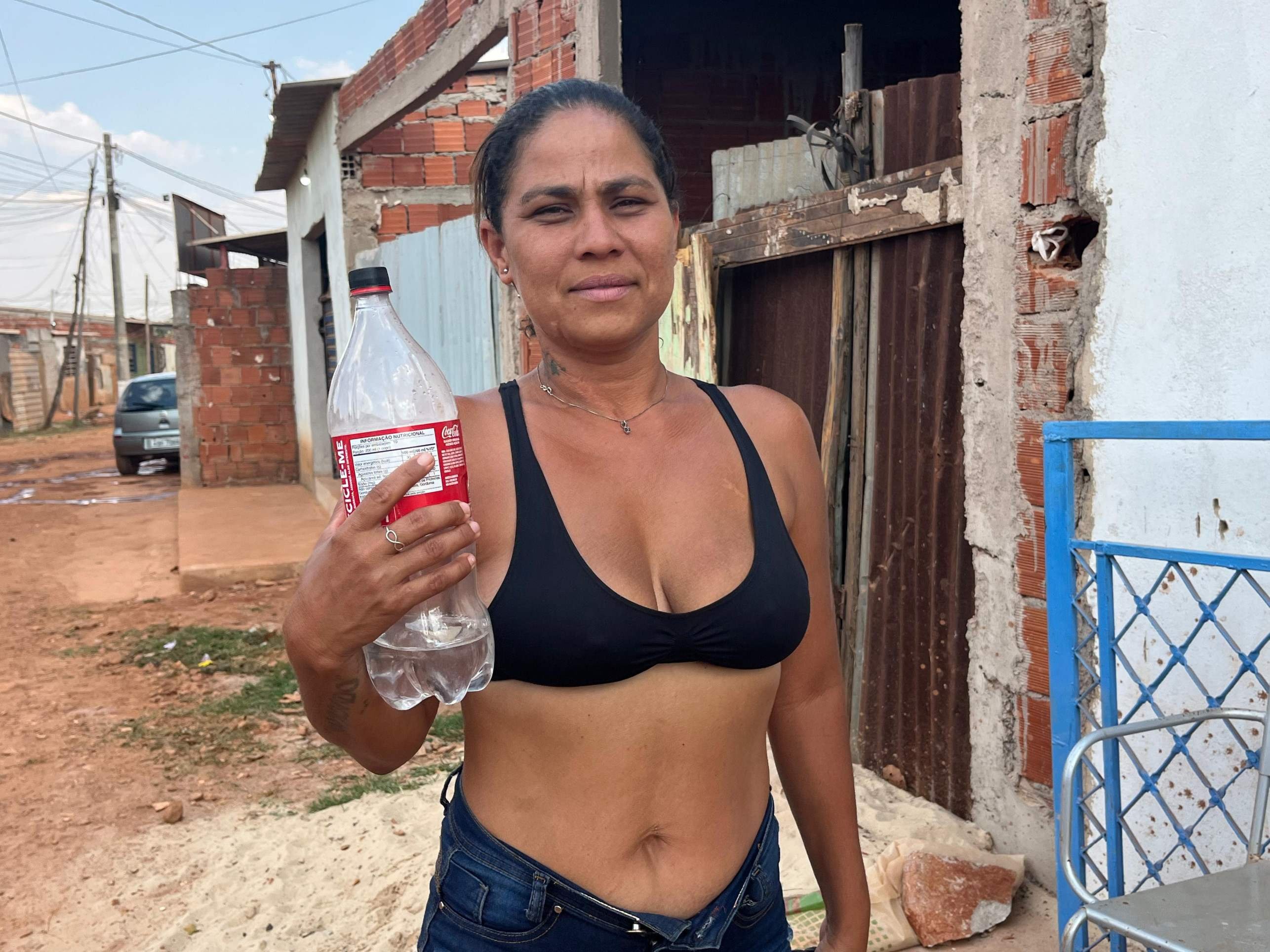 A catadora de latinhas Patrícia Oliveira, 32, conta que o filho de 2 anos tem probleas de saúde contantes por causa da má qualidade da água