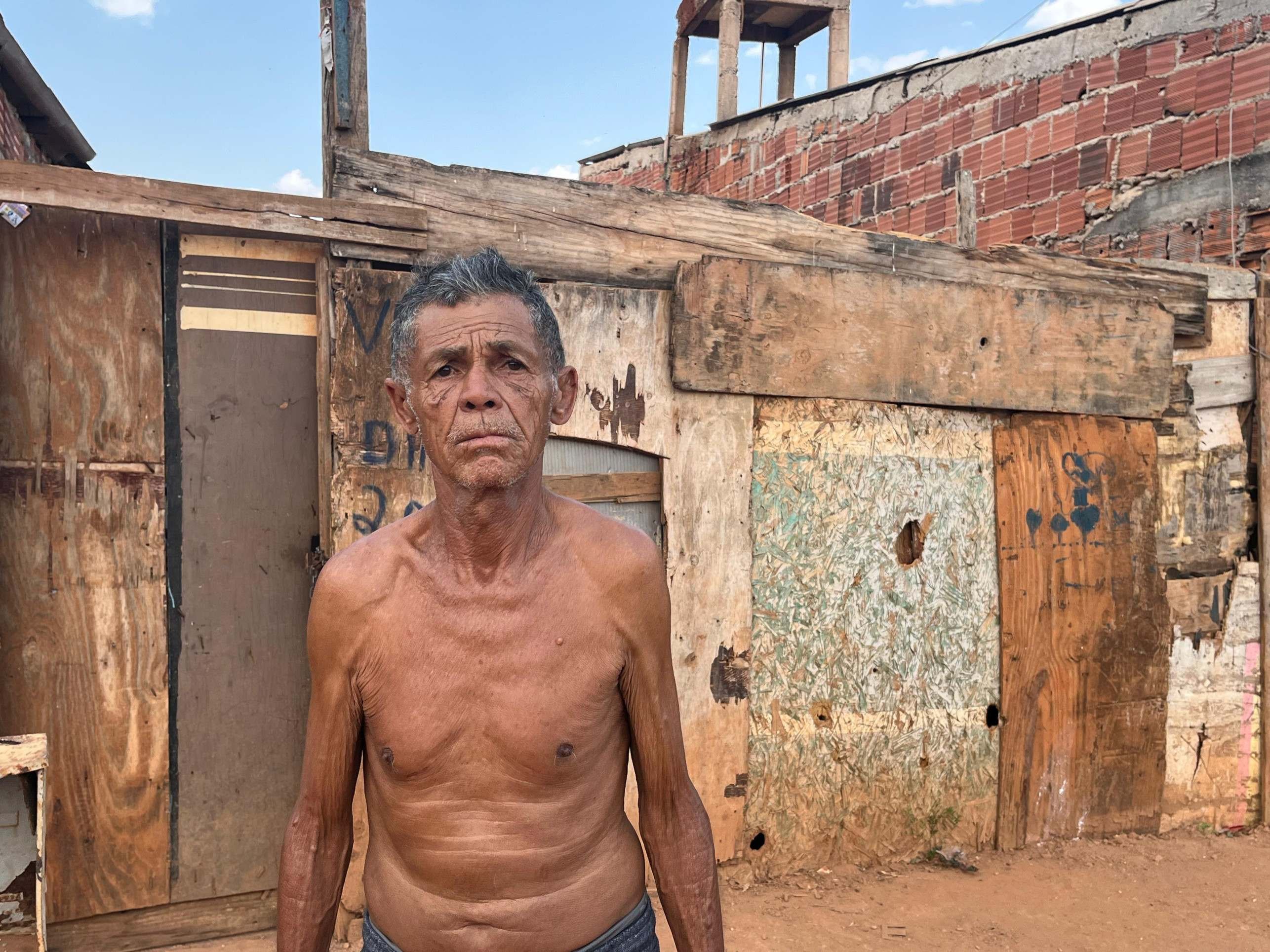 O aposentado Francisco Assis, 62, aponta o antigo lixão como origem dos problemas