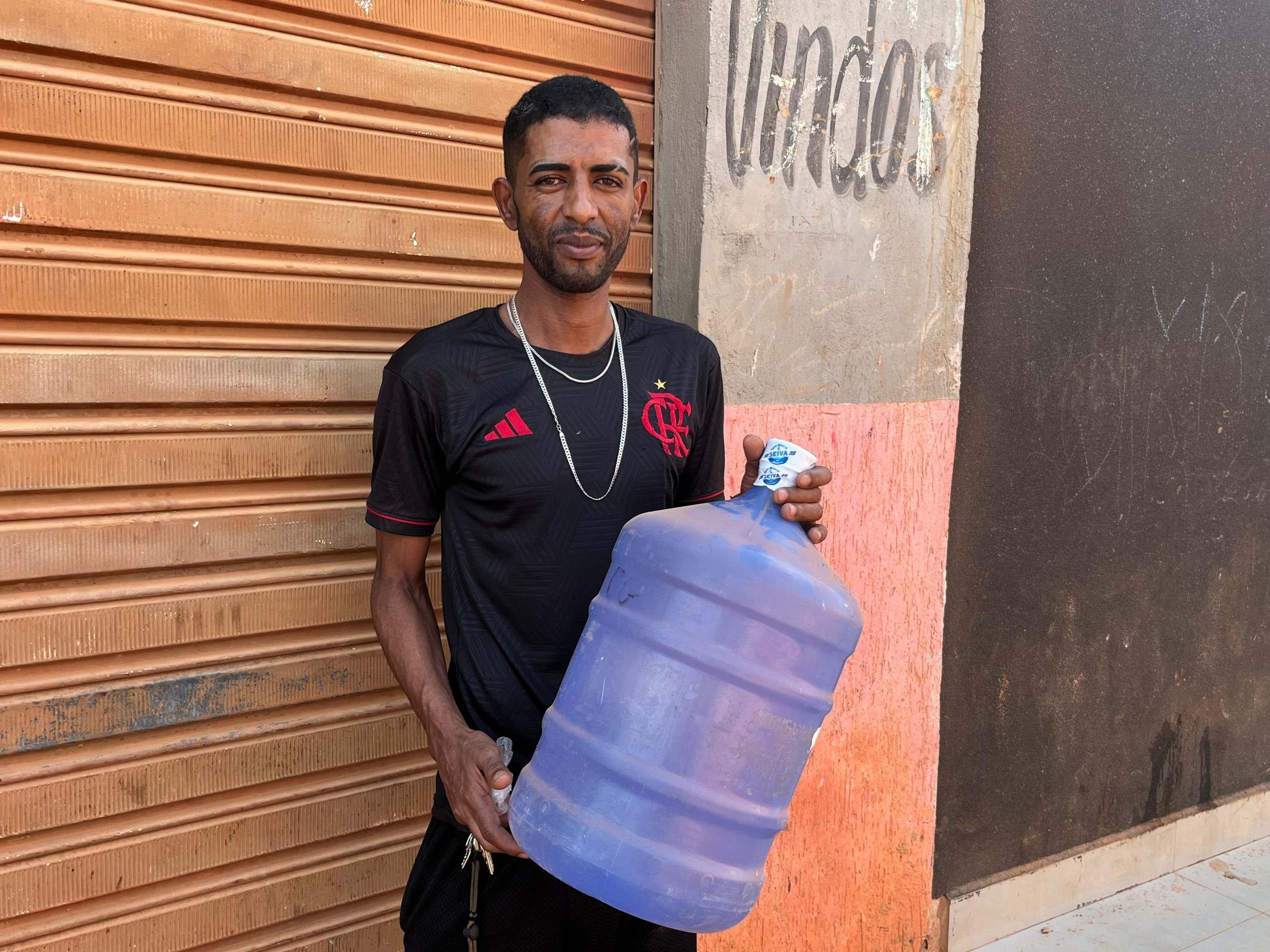 Cosmo Vicente, 37: "Eu me sinto jogado aos porcos"