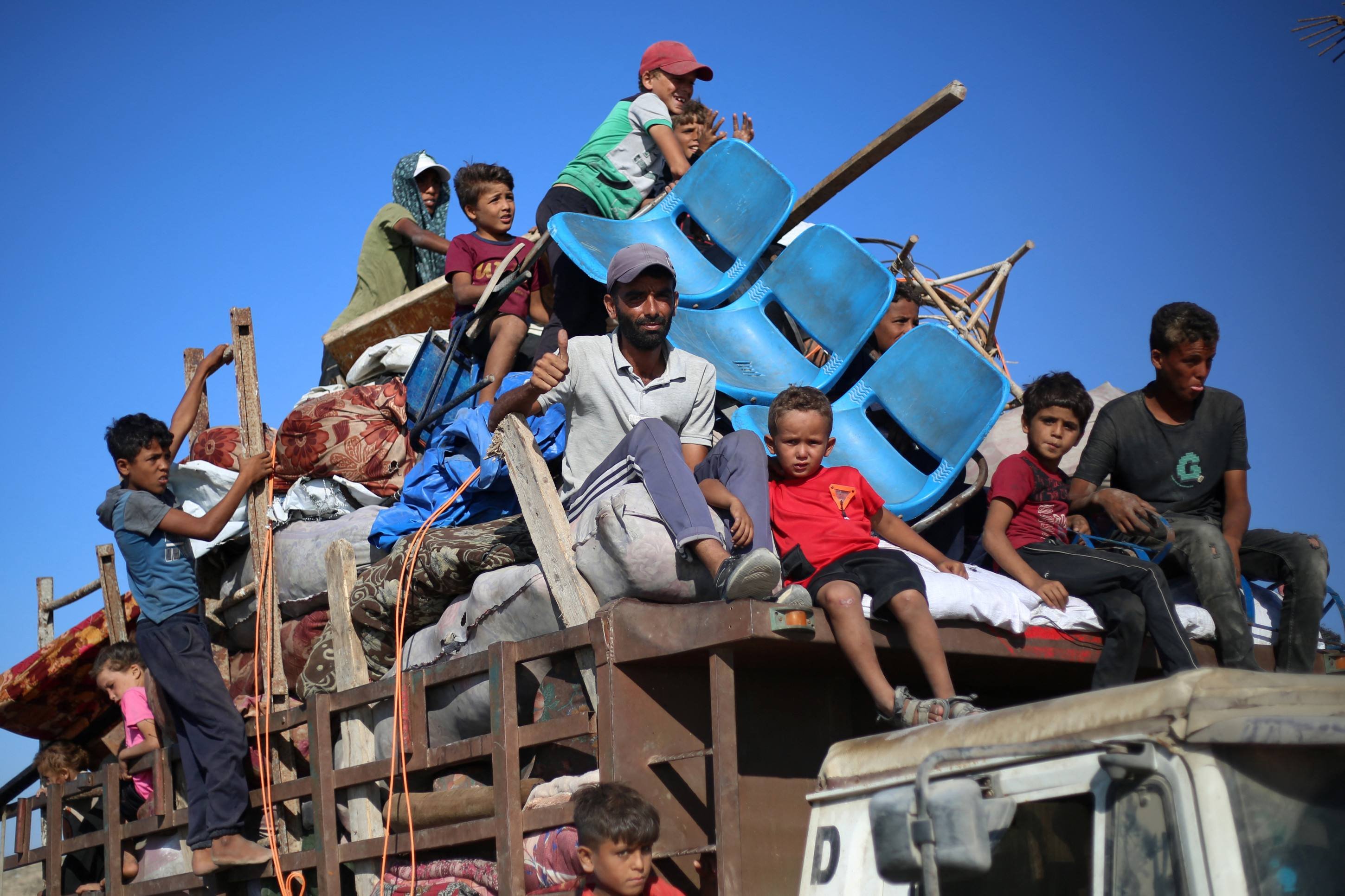 Palestinos desabrigados se mudam do campo de refugiados de Nuseirat para o sul da Faixa de Gaza