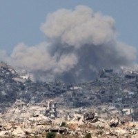 Flagrante de bombardeio israelense à Faixa de Gaza registrado a partir da fronteira com o sul de Israel        -  (crédito: Menahem Kahana/AFP)
