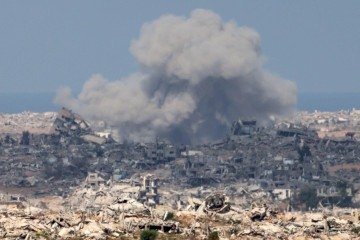 Flagrante de bombardeio israelense à Faixa de Gaza registrado a partir da fronteira com o sul de Israel        -  (crédito: Menahem Kahana/AFP)