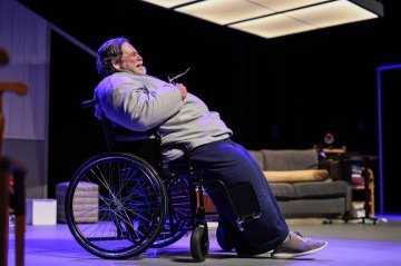 Cena de 
A baleia, com José de Abreu: versão da peça com humor -  (crédito: Ale Catan)