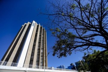Para o diretor de Finanças e Relações com Investidores da CAIXA, Luiz Felipe de Andrade, o prêmio 'reafirma, demonstra e reconhece o compromisso de toda a administração do banco em relação à transparência'. - (crédito: Marcelo Camargo/Agência Brasil) Para o diretor de Finanças e Relações com Investidores da CAIXA, Luiz Felipe de Andrade, o prêmio 'reafirma, demonstra e reconhece o compromisso de toda a administração do banco em relação à transparência'. - (crédito: Marcelo Camargo/Agência Brasil)