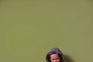 Para Flávia, a peça não é apenas uma roupa, é também a história de quem a produziu