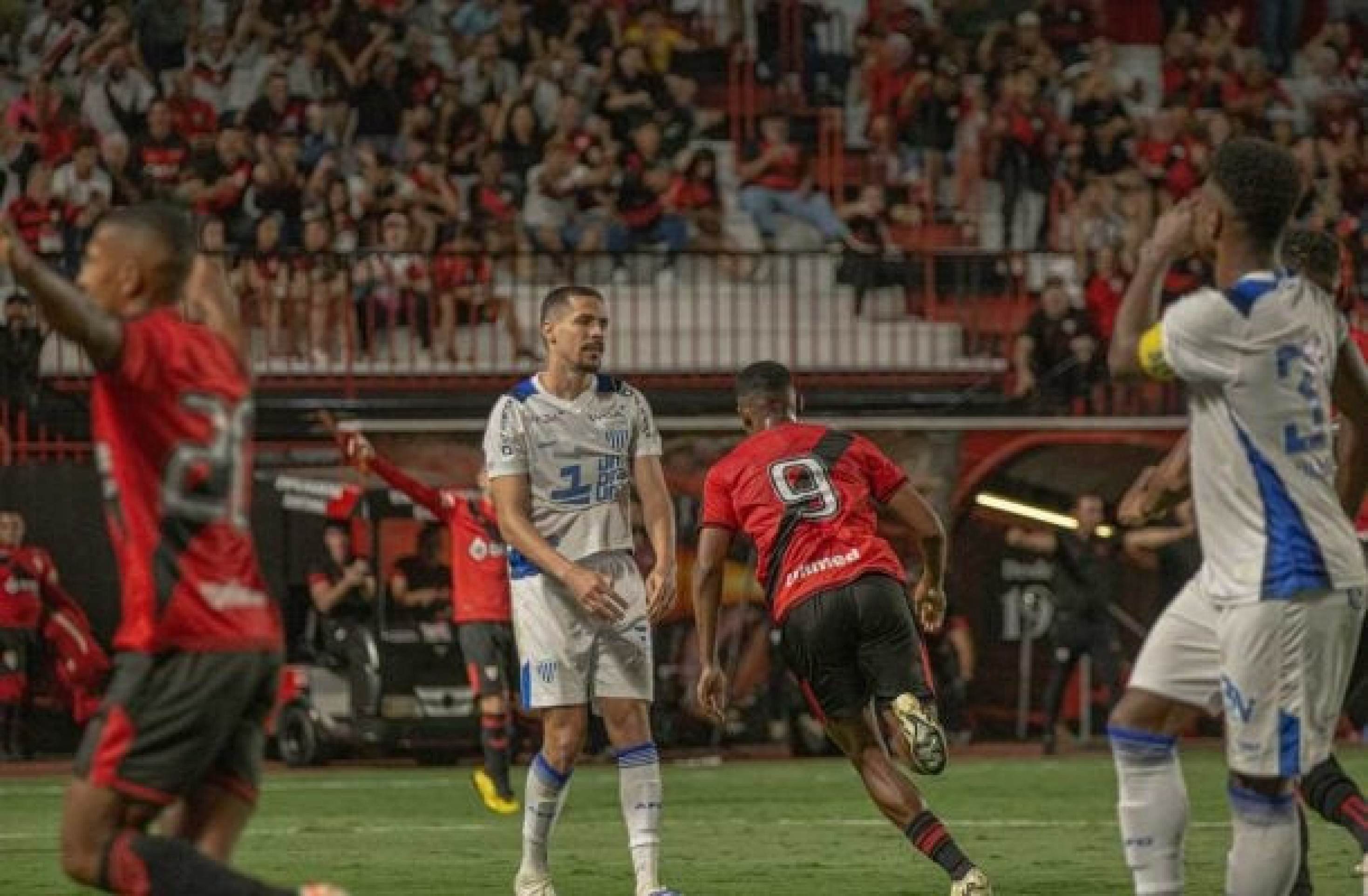 Avaí faz gol antológico, mas não evita virada do Atlético-GO pela Série B