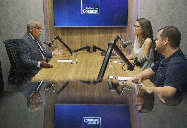 O diretor da Faculdade Presbiteriana Mackenzie em Brasília, professor Josimar Rosa, conversa com os jornalistas Roberto Fonseca e Mariana Niederauer, no Podcast do Correio -  (crédito:  Ed Alves CB/DA Press)