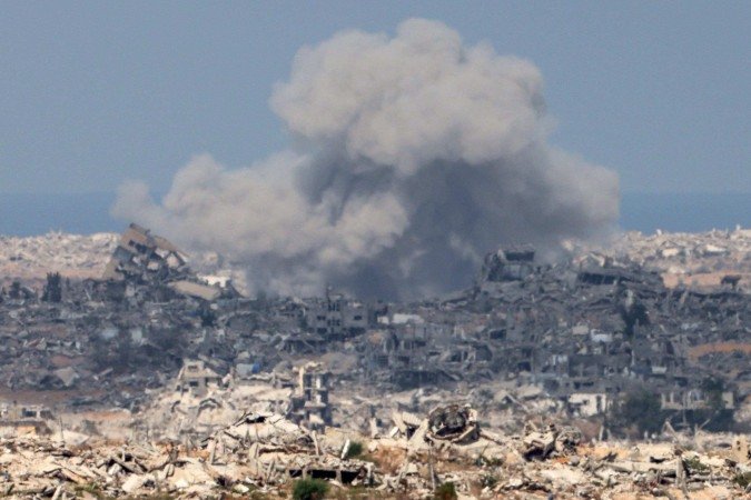 Flagrante de bombardeio israelense à Faixa de Gaza registrado a partir da fronteira com o sul de Israel        -  (crédito: Menahem Kahana/AFP)