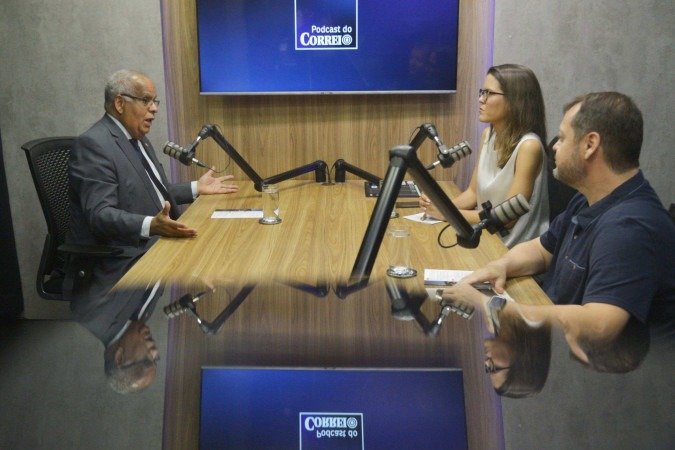 O diretor da Faculdade Presbiteriana Mackenzie em Brasília, professor Josimar Rosa, conversa com os jornalistas Roberto Fonseca e Mariana Niederauer, no Podcast do Correio -  (crédito:  Ed Alves CB/DA Press)