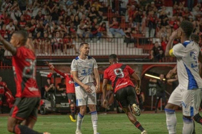 Atlético-GO e Avaí mediram forças na noite desta terça-feira, no Antônio Accioly, na capital goiana - (crédito: Foto: Bruno Corsino/ACG ) Atlético-GO e Avaí mediram forças na noite desta terça-feira, no Antônio Accioly, na capital goiana - (crédito: Foto: Bruno Corsino/ACG )