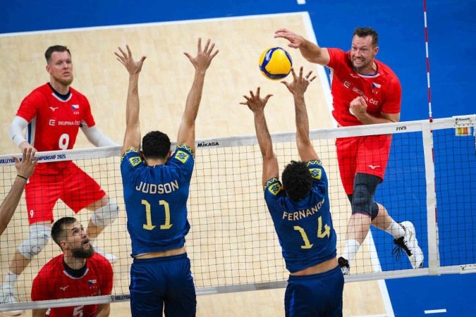 O bloqueio da Seleção foi fundamental para o Brasil se impor com autoridade no primeiro set e dar um chega pra lá na República Tcheca - (crédito: Divulgação/FIVB) O bloqueio da Seleção foi fundamental para o Brasil se impor com autoridade no primeiro set e dar um chega pra lá na República Tcheca - (crédito: Divulgação/FIVB)
