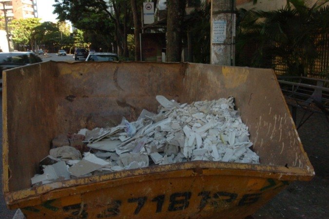 Feto foi achado quando equipes de limpeza urbana faziam a compactação de lixo encontrado em caçamba -  (crédito:  Sidney Lopes | Imagem ilustrativa)