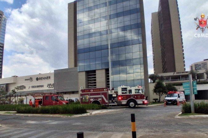 Uma equipe do CBMDF, especializada em produtos perigosos, constatou que o gás foi gerado por uma mistura de produtos químicos -  (crédito: Divulgação/CBMDF)