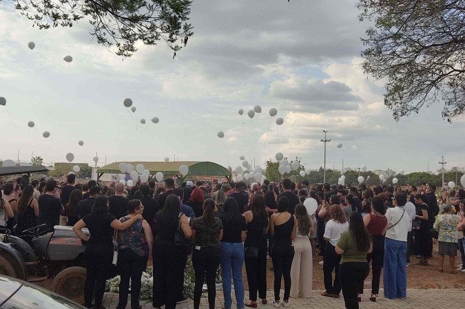 Amigos e familiares se despedem de Gaelzin, morto atropelado no último domingo (14/9) - (crédito: Foto: Luiz Fellipe Alves/CB/DA Press) Amigos e familiares se despedem de Gaelzin, morto atropelado no último domingo (14/9) - (crédito: Foto: Luiz Fellipe Alves/CB/DA Press)